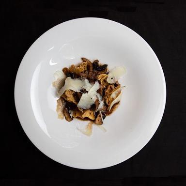 Fagottini gefüllt mit Kalbsfleisch, Foie – Gras in schwarzer Trüffelsauce und Parmesan